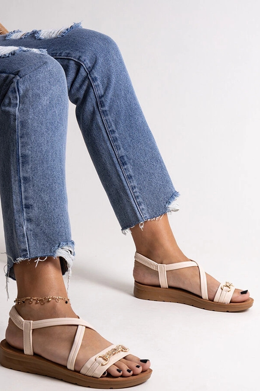 Beežid sandaalid kuldse pandlaga...