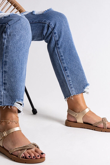 Kuldsed sandaalid... 2