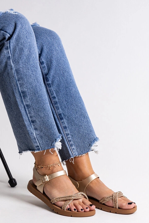 Kuldsed sandaalid kaunistatud...