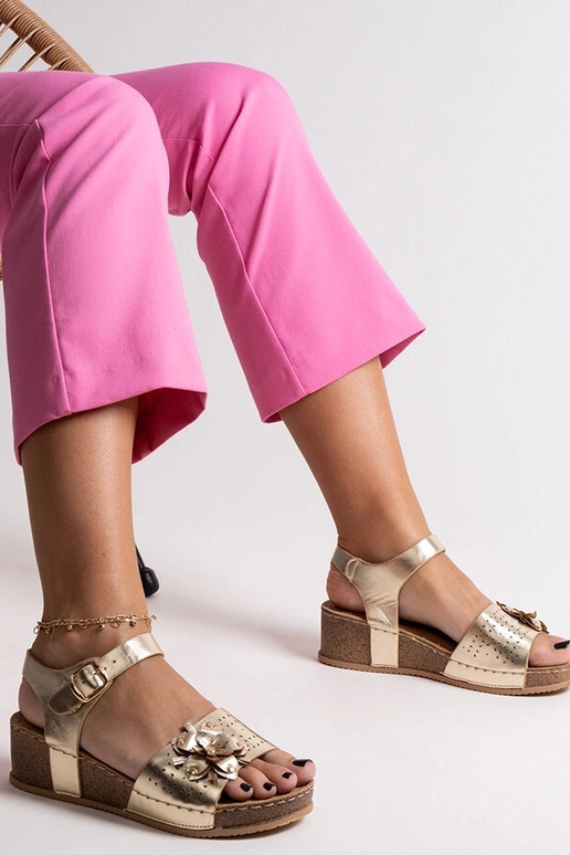 Kuldsed sandaalid Kifah lillega