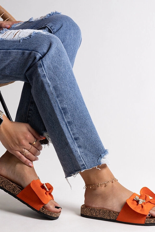 Oranžid plätud, millel on vibu ja...