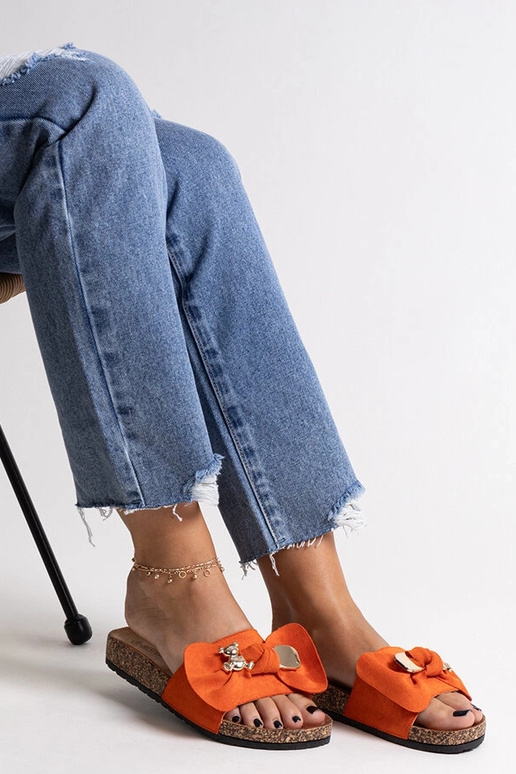 Oranžid plätud, millel on vibu ja...