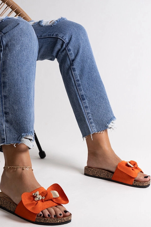 Oranžid plätud, millel on vibu ja...