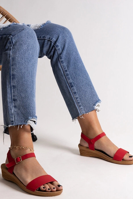 Makdaki punased ökonahast valmistatud...