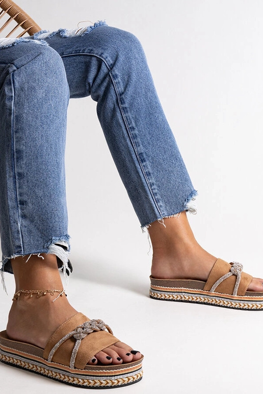 Pruunid plätud, mis on kaunistatud...