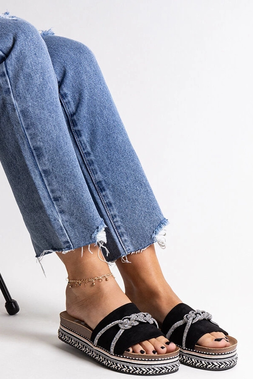 Mustad plätud, mis on kaunistatud...