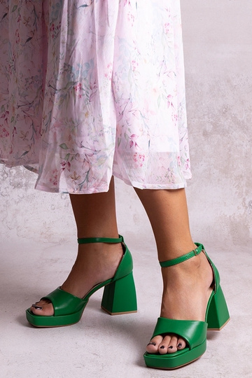 Rohelised sandaalid...