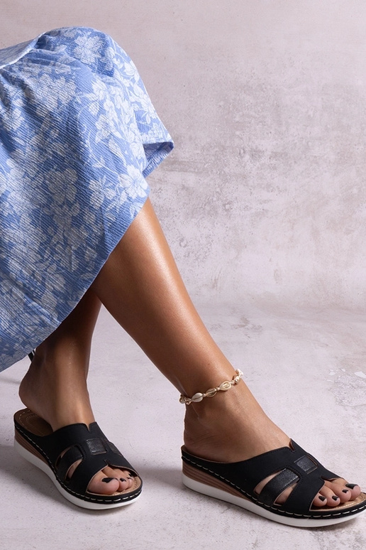 Mustad kerged madala kontsaga plätud...