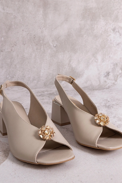 Beezid nahksandaalid postamenti Karino