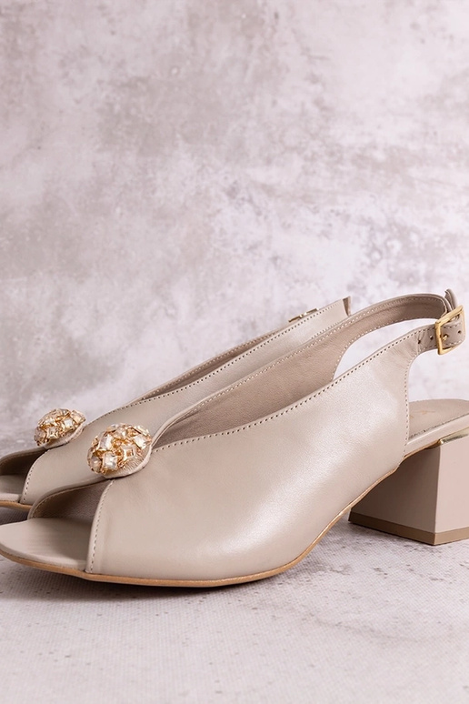 Beezid nahksandaalid postamenti Karino