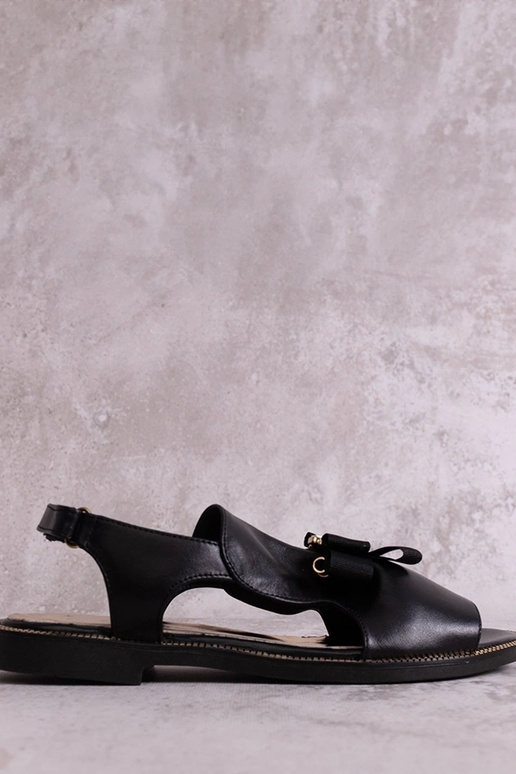 Mustad sandaalid lipsu ja...