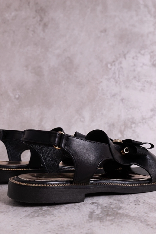 Mustad sandaalid lipsu ja...