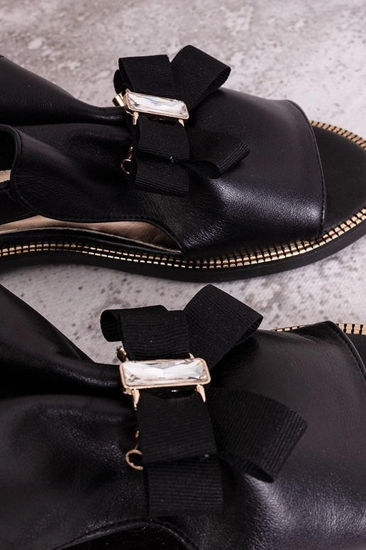 Mustad sandaalid lipsu ja...