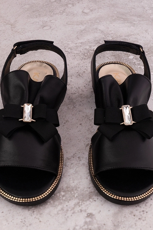 Mustad sandaalid lipsu ja...