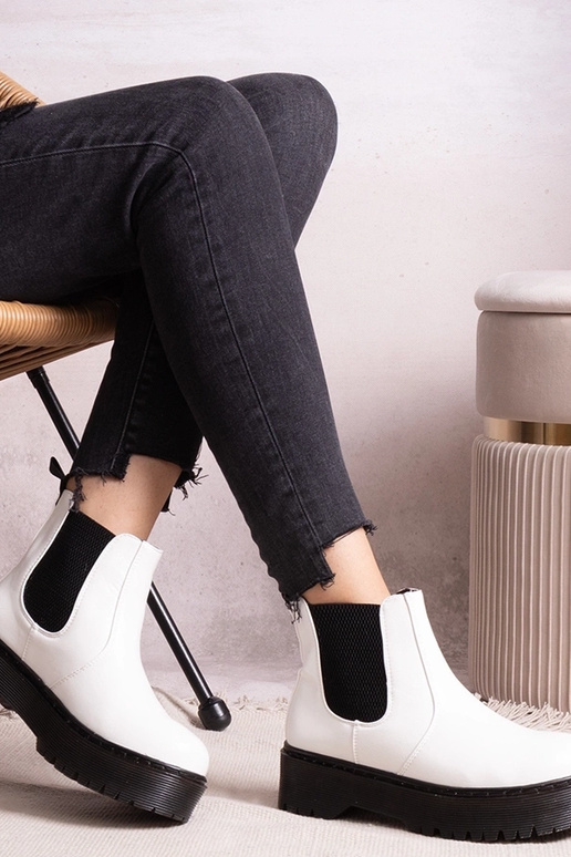 Valged saapad platvormil Lessaya