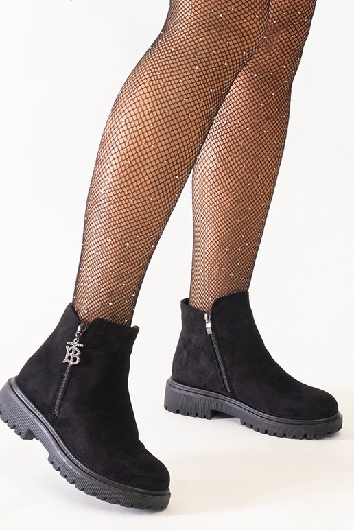 Mustad poolsaapad platvormil...