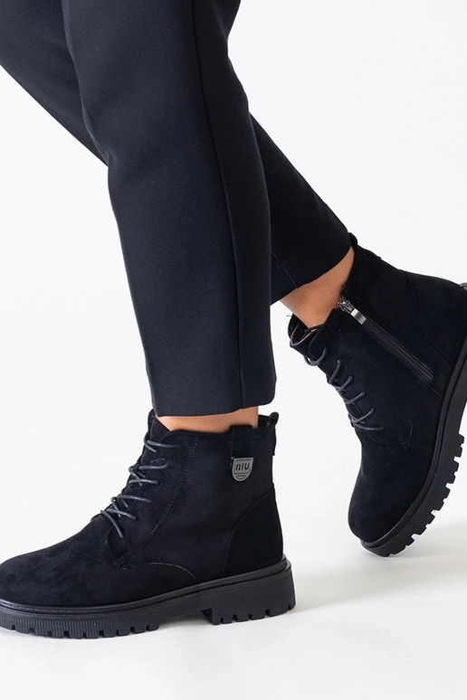 Mustad kunstnahast...