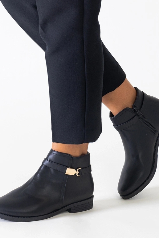 Mustad saapad kuldsete sisetugedega,...