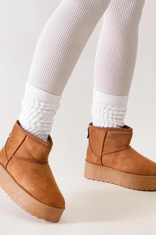 Pruunid vabaaja lumesaapad kõrgel...