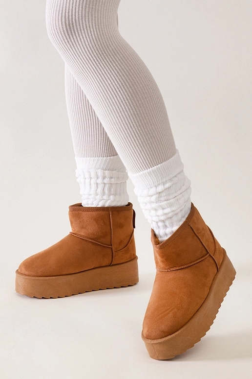 Pruunid vabaaja lumesaapad kõrgel...