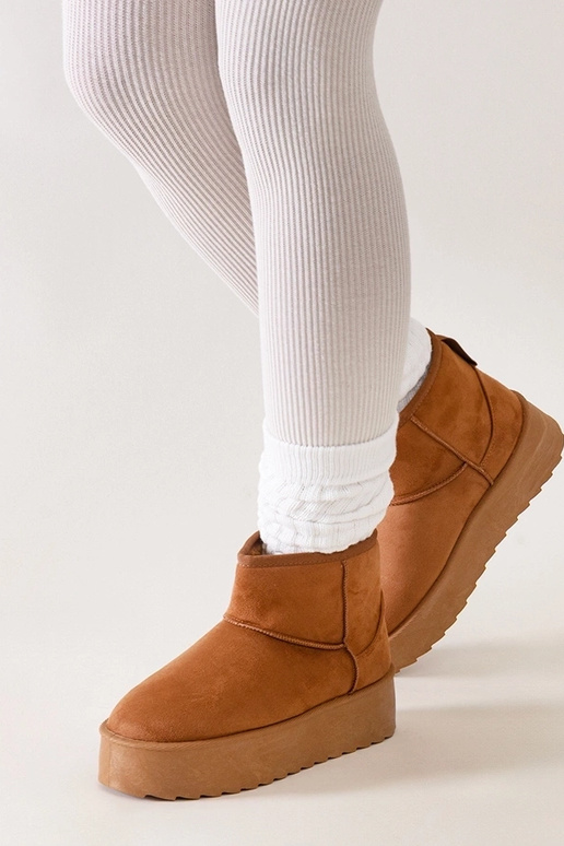 Pruunid vabaaja lumesaapad kõrgel...