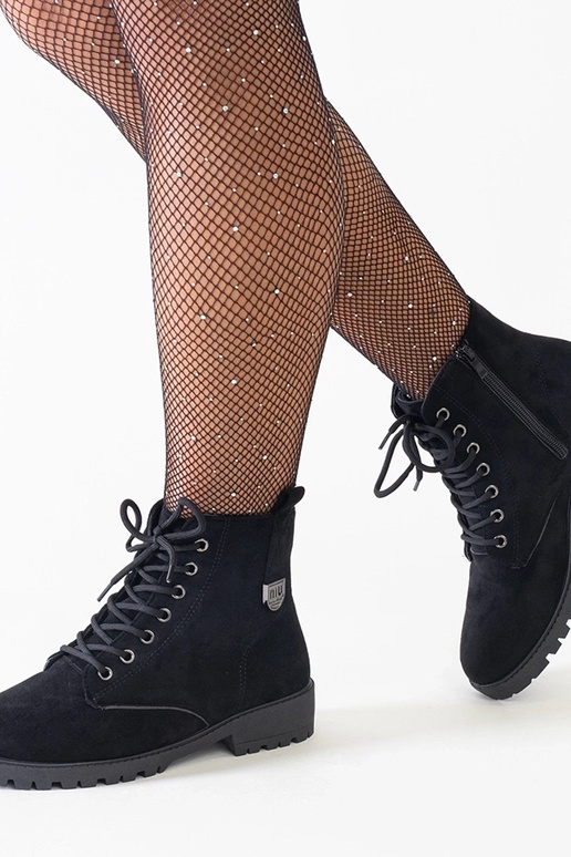 Mustad kunstnahast...