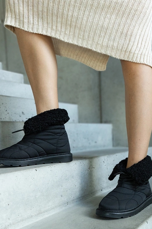 Mustad isoleeritud lumesaapad...