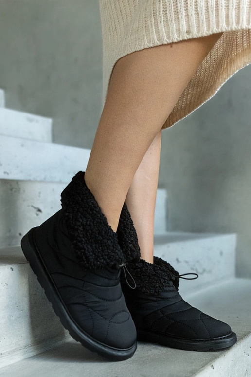 Mustad isoleeritud lumesaapad...