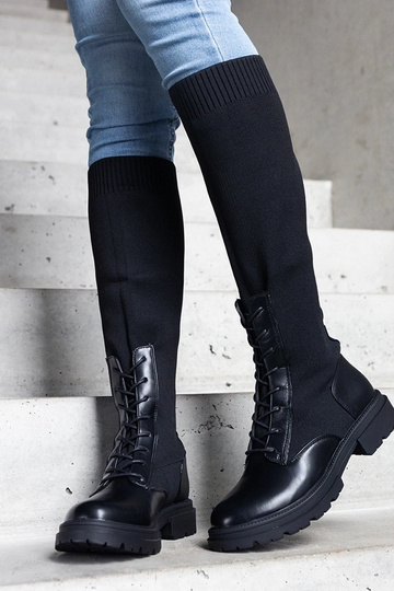 Mustad libisevad saapad...