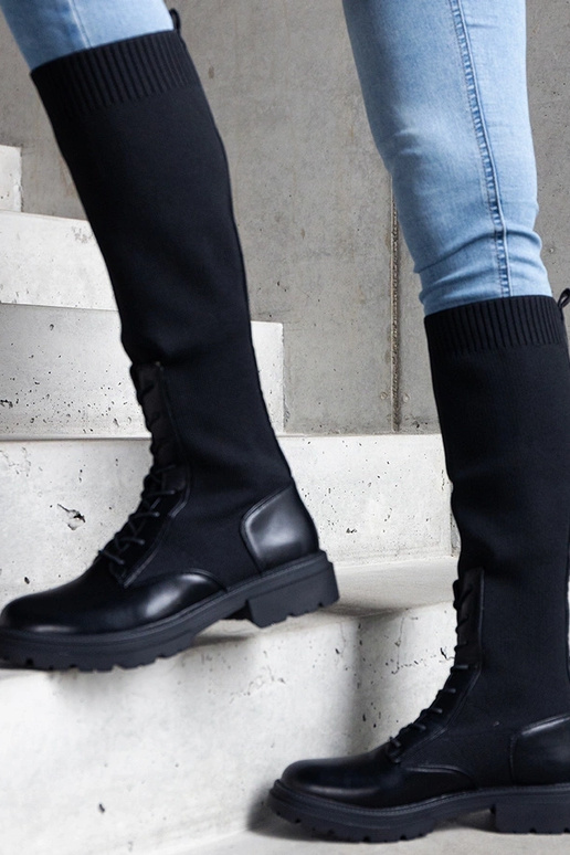 Mustad libisevad saapad painduva...