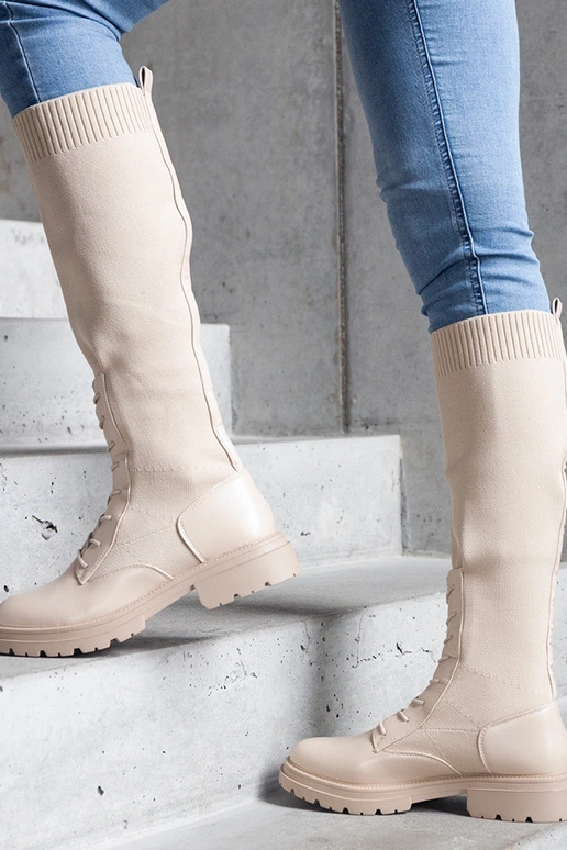 Beežid libisevad saapad painduvast...