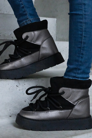 Sapphi musta karvavoodriga...