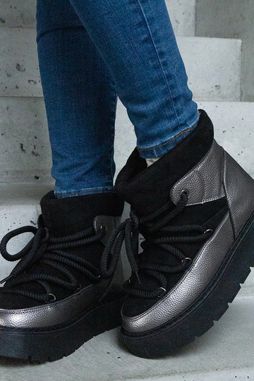 Sapphi musta karvavoodriga... 2