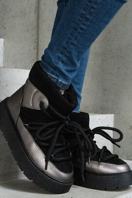 Sapphi musta karvavoodriga...