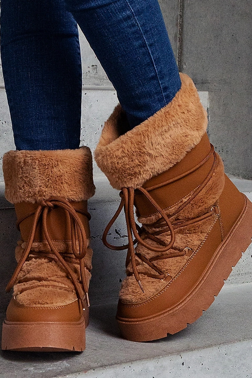 Pruunid isoleeritud nööriga...