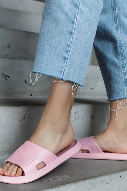 Puidust roosad vahtmaterjalist sussid