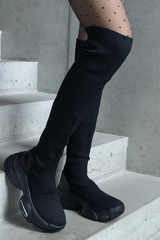 Mustad libistatavad saapad elastse...