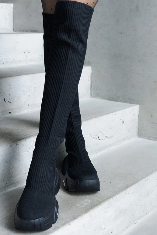 Mustad libistatavad saapad elastse...