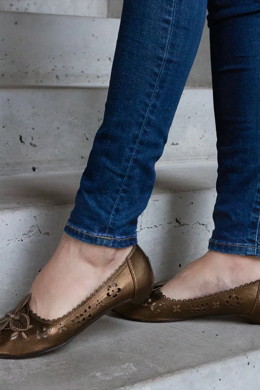 Pruunid aukudega ballerina avatud...