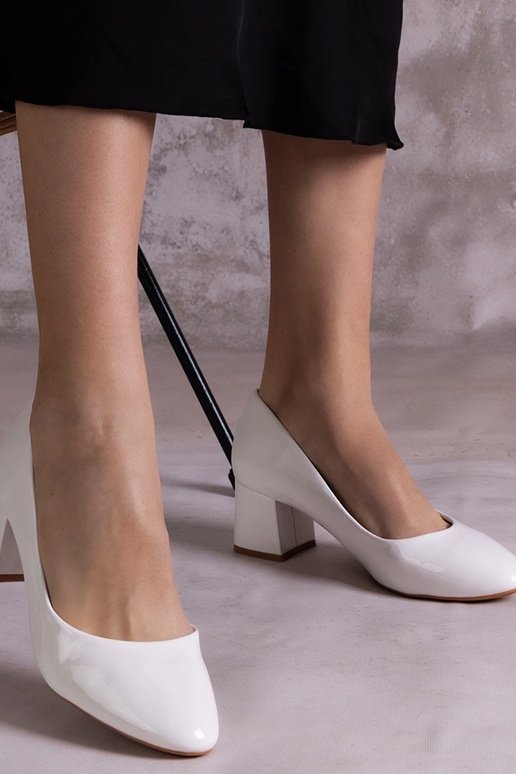 Linaka valged lakknahast pumbad...