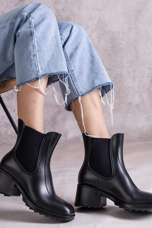 Mustad Surien Wellingtoni saapad