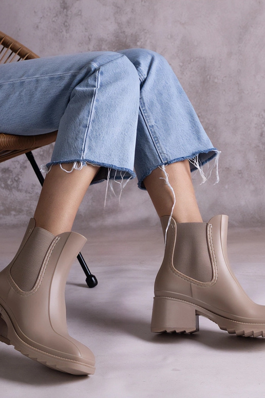 Beežid kummisaapad kontsaga Surien