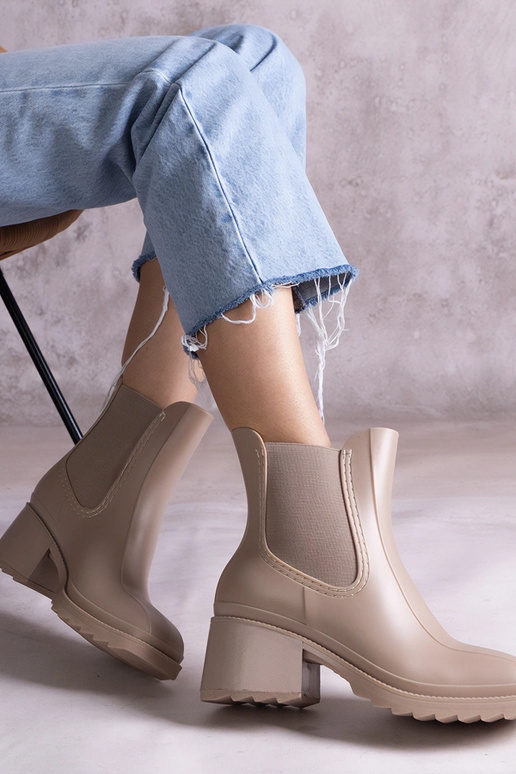 Beežid kummisaapad kontsaga Surien