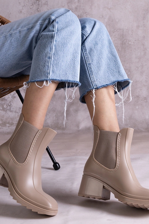 Beežid kummisaapad kontsaga Surien