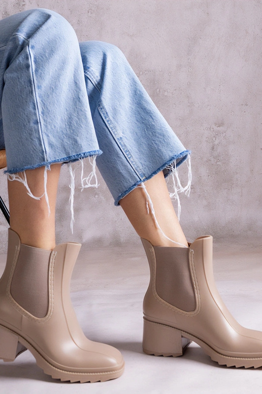 Beežid kummisaapad kontsaga Surien