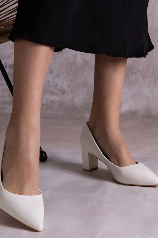 Tunia valged pumbad plokk-kontsaga