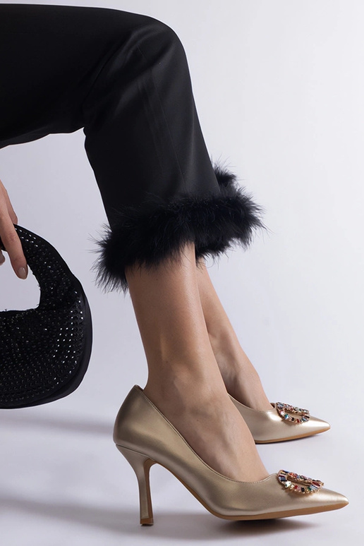 Kuldsed kontsad, mis on kaunistatud...