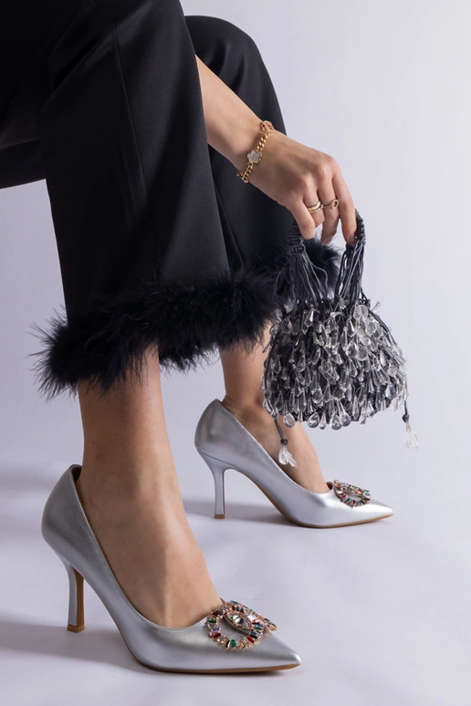 Hõbedased kontsad, mis on kaunistatud...