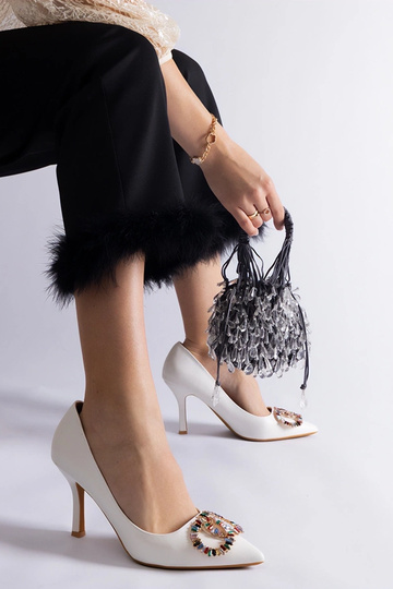 Valged kõrged kontsad, mis...