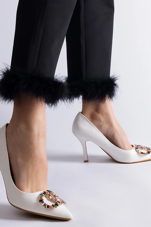 Valged kõrged kontsad, mis on...